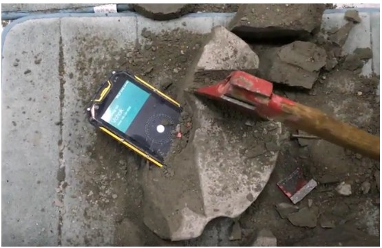 VCHOK M9 LTE, lo smartphone rugged che resiste anche alle colate di cemento