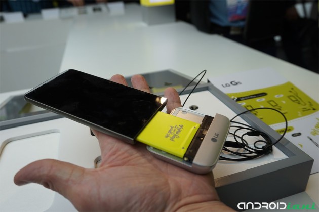 LG prende in giro Samsung per la batteria non rimovibile del Galaxy S7