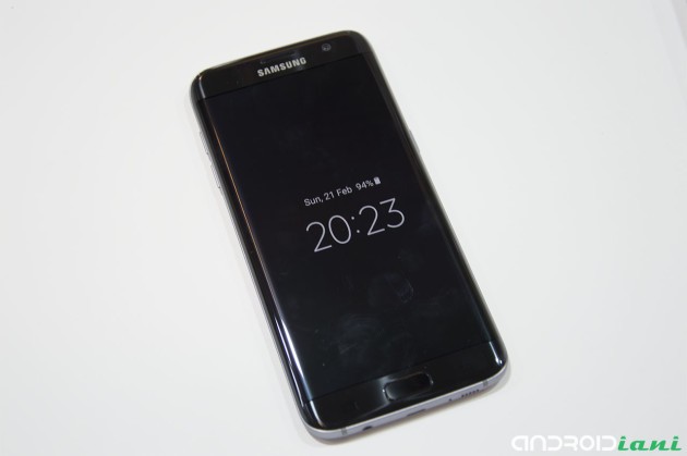 Samsung Galaxy S7 Edge contro una pressa idraulica
