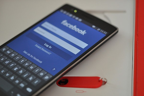 Facebook: più di un miliardo di utenti attivi al giorno da mobile