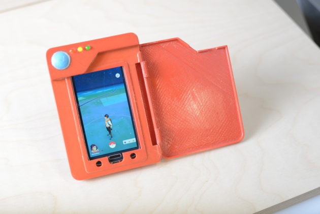 Pokemon Go: ecco un battery case a forma di Pokedex