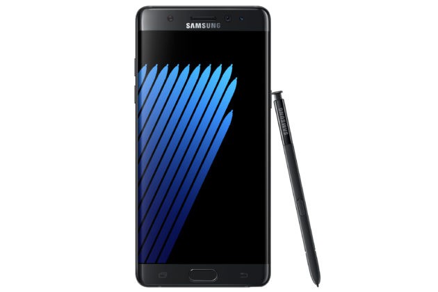 Samsung Galaxy Note 7 colpito da coltello e martello