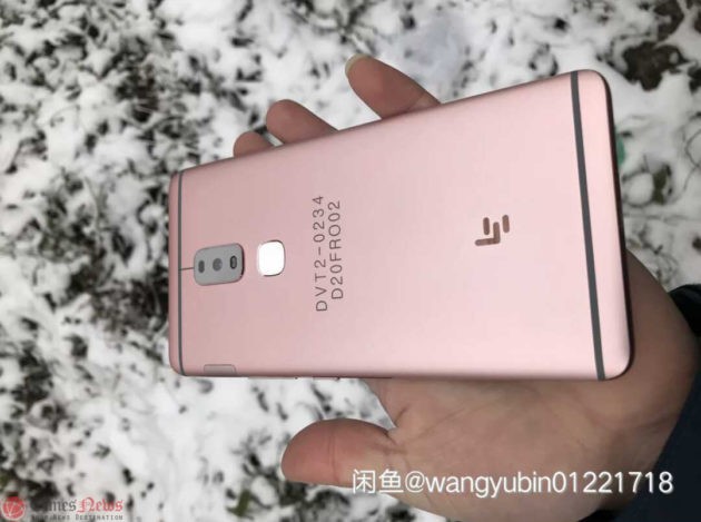 LeEco LE X920 catturato anche in foto