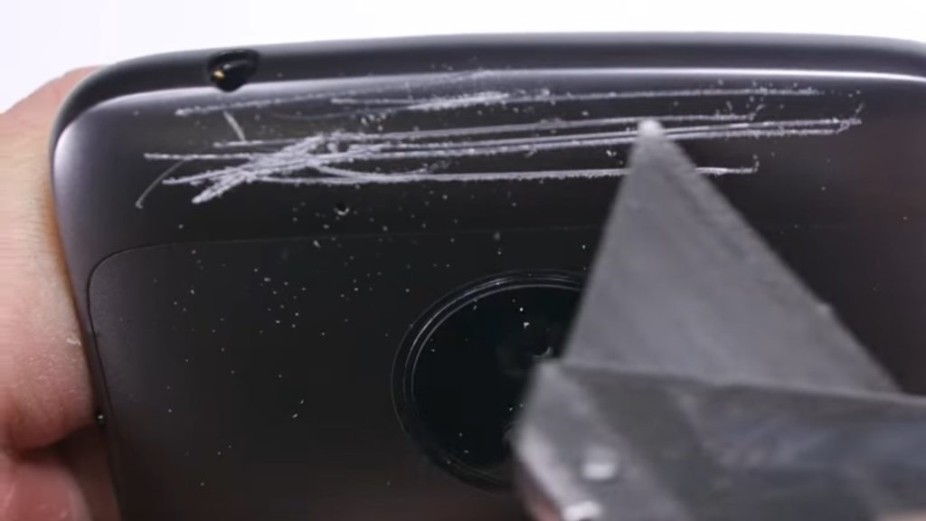Moto G5 sottoposto a test di resistenza, con quale risultato - VIDEO