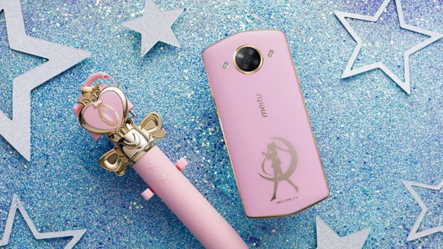 Amanti di Sailor Moon? Beh, questo è lo smartphone giusto per voi (no, non è uno scherzo)!