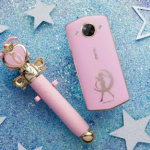Amanti di Sailor Moon Beh, questo è lo smartphone giusto per voi (no, non è uno scherzo)!(1)