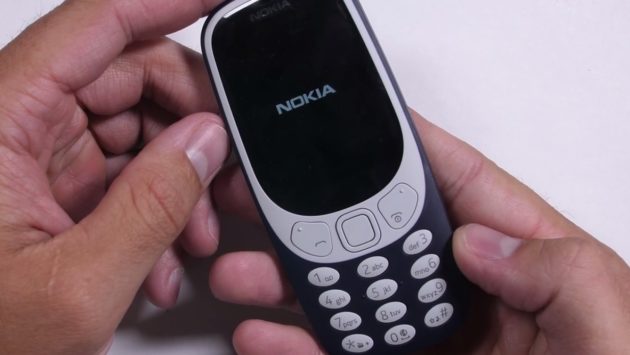 Nokia 3310 supererà i test di resistenza? - VIDEO