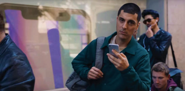 Samsung sbeffeggia iPhone (e 'fanboy') nel suo ultimo spot