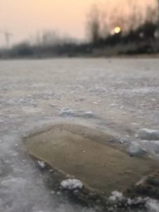 Huawei Mate 10 Pro funziona anche se immerso nel ghiaccio - FOTO (2)