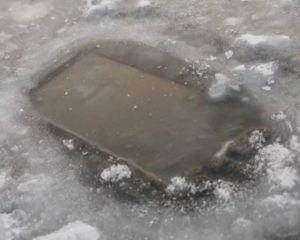 Huawei Mate 10 Pro funziona anche se immerso nel ghiaccio - FOTO (3)