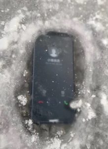 Huawei Mate 10 Pro funziona anche se immerso nel ghiaccio - FOTO (4)