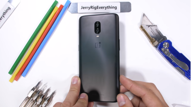 OnePlus 6T durability test a cura di JerryRigEverything