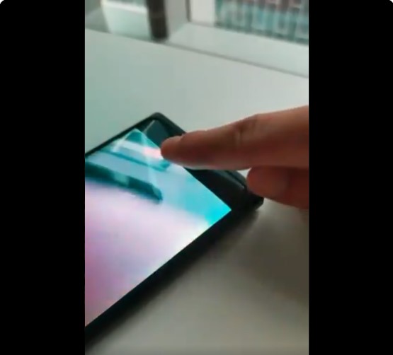 Oppo mostra lo smartphone con fotocamera frontale integrata sotto al display