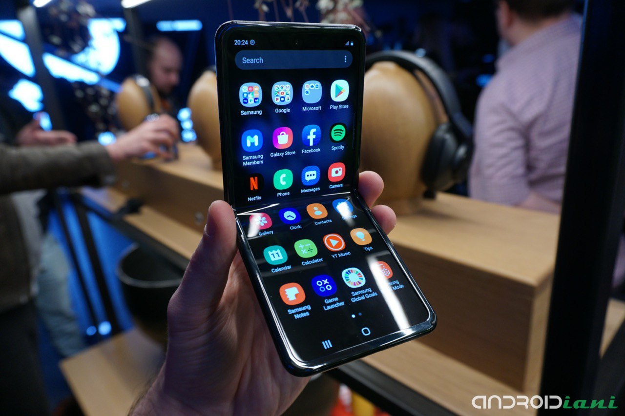 Samsung Galaxy Z Flip è il nuovo smartphone pieghevole caratteristiche