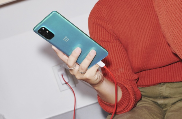 OnePlus 8T è ufficiale: 5G e display @120Hz da 599€