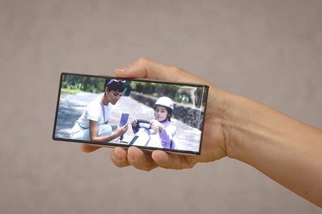 Lenovo mostra il prototipo di smartphone arrotolabile