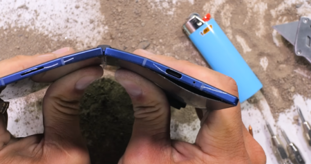 Galaxy Z Fold 7 sorprende nel test di JerryRigEverything: è più resistente del previsto