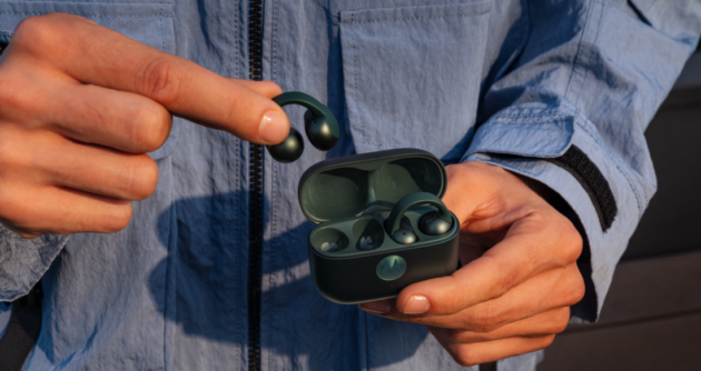 Motorola annuncia gli auricolari Moto Buds Loop e la nuova fotografia Moto AI